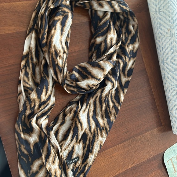 TALBOTS SCARF Beautiful - Picture 1 of 4
